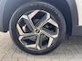 Hyundai Tucson 1.6 T-GDI PHEV Premium 4WD / Dealer onderhouden / Accu SoH 100 %/ 1.350 kg trekgewicht / Leder / Navigatie / Electr. stoelen & klep / Stoelventilatie / Stuur-, stoel- & achterbankverwarming / 19" LM wielen /