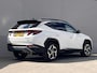 Hyundai Tucson 1.6 T-GDI PHEV Premium 4WD / Dealer onderhouden / Accu SoH 100 %/ 1.350 kg trekgewicht / Leder / Navigatie / Electr. stoelen & klep / Stoelventilatie / Stuur-, stoel- & achterbankverwarming / 19" LM wielen /
