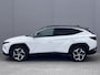 Hyundai Tucson 1.6 T-GDI PHEV Premium 4WD / Dealer onderhouden / Accu SoH 100 %/ 1.350 kg trekgewicht / Leder / Navigatie / Electr. stoelen & klep / Stoelventilatie / Stuur-, stoel- & achterbankverwarming / 19" LM wielen /