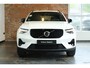 Volvo XC40 B4 Plus Dark | Trekhaak Semi-elektrisch | Adaptieve Cruise Control | Pilot Assist | Google Infotainment | Verwarmbare voorstoelen | Verwarmbaar stuurwiel | Blind Spot Information System | Verwarmbare voorruit | Parkeercamera | Parkeersensoren voor + achter |