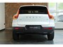 Volvo XC40 B4 Plus Dark | Trekhaak Semi-elektrisch | Adaptieve Cruise Control | Pilot Assist | Google Infotainment | Verwarmbare voorstoelen | Verwarmbaar stuurwiel | Blind Spot Information System | Verwarmbare voorruit | Parkeercamera | Parkeersensoren voor + achter |