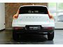 Volvo XC40 B4 Plus Dark | Trekhaak Semi-elektrisch | Adaptieve Cruise Control | Pilot Assist | Google Infotainment | Verwarmbare voorstoelen | Verwarmbaar stuurwiel | Blind Spot Information System | Verwarmbare voorruit | Parkeercamera | Parkeersensoren voor + achter |