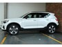 Volvo XC40 B4 Plus Dark | Trekhaak Semi-elektrisch | Adaptieve Cruise Control | Pilot Assist | Google Infotainment | Verwarmbare voorstoelen | Verwarmbaar stuurwiel | Blind Spot Information System | Verwarmbare voorruit | Parkeercamera | Parkeersensoren voor + achter |