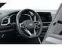 Volkswagen T-Roc 1.5 TSI R-Line | Rijklaar!! | Pano | IQ Lights | Camera | Adapt. Cruise | Trekhaak | Stoelverw. | Apple CarPlay | 17''