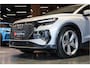 Audi Q4 Sportback e-tron 40 S Black edition 77 kWh Sportstoelen Mono Pur Leder ruit met rood stiksel, ACC, Camera, Keyless, Sonos sound system, Spiegel/ Ambiente/ Veiligheids/ Smartphone/ Navi plus/ interieur/ Hulp/ Exterieur/ DynamicaComfortAirco, Sport design pakket, Lmv 21''