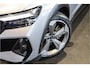 Audi Q4 Sportback e-tron 40 S Black edition 77 kWh Sportstoelen Mono Pur Leder ruit met rood stiksel, ACC, Camera, Keyless, Sonos sound system, Spiegel/ Ambiente/ Veiligheids/ Smartphone/ Navi plus/ interieur/ Hulp/ Exterieur/ DynamicaComfortAirco, Sport design pakket, Lmv 21''