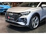 Audi Q4 Sportback e-tron 40 S Black edition 77 kWh Sportstoelen Mono Pur Leder ruit met rood stiksel, ACC, Camera, Keyless, Sonos sound system, Spiegel/ Ambiente/ Veiligheids/ Smartphone/ Navi plus/ interieur/ Hulp/ Exterieur/ DynamicaComfortAirco, Sport design pakket, Lmv 21''