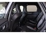 Volvo XC60 T8 Recharge AWD Ultra Black Edition - Panorama/schuifdak - IntelliSafe Assist & Surround - Harman/Kardon audio - Adaptieve LED koplampen - Parkeercamera achter - Verwarmde voorstoelen, stuur & achterbank - Parkeersensoren voor & achter - Elektr. bedienb. voorstoelen met geheugen - Head up display - Draadloze tel. lader - Extra getint glas - Inklapbare trekhaak - 21' LMV