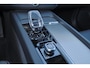 Volvo XC60 T8 Recharge AWD Ultra Black Edition - Panorama/schuifdak - IntelliSafe Assist & Surround - Harman/Kardon audio - Adaptieve LED koplampen - Parkeercamera achter - Verwarmde voorstoelen, stuur & achterbank - Parkeersensoren voor & achter - Elektr. bedienb. voorstoelen met geheugen - Head up display - Draadloze tel. lader - Extra getint glas - Inklapbare trekhaak - 21' LMV