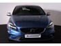 Volvo V40 T3 Polar Plus Sport - Panoramadak - Harman/Kardon audio - Parkeercamera achter - Verwarmde voorstoelen - Parkeersensoren voor & achter - Schakelpaddles aan stuur - Volvo On Call - Cruise Control - Navigatie - Standkachel - Extra getint glas - 17' LMV