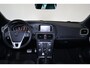 Volvo V40 T3 Polar Plus Sport - Panoramadak - Harman/Kardon audio - Parkeercamera achter - Verwarmde voorstoelen - Parkeersensoren voor & achter - Schakelpaddles aan stuur - Volvo On Call - Cruise Control - Navigatie - Standkachel - Extra getint glas - 17' LMV