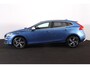 Volvo V40 T3 Polar Plus Sport - Panoramadak - Harman/Kardon audio - Parkeercamera achter - Verwarmde voorstoelen - Parkeersensoren voor & achter - Schakelpaddles aan stuur - Volvo On Call - Cruise Control - Navigatie - Standkachel - Extra getint glas - 17' LMV