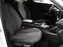 Peugeot e-2008 EV Allure 50 kWh 136PK | 1ste eigenaar | AppleCarPlay/AndroidAuto | Climate Control | Cruise Control | Keyless | FULL LED | LMV | Parkeersensoren | Privacy Glass | Isofix | Trekhaak |