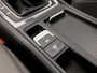 Volkswagen Golf 1.0 TSI Sportline (APPLE CARPLAY, GROOT NAVI, ALCANTARA, DYNAMISCHE KNIPPERLICHTEN, SPORTSTOELEN, STOELVERWARMING, ADAPTIVE CRUISE, PARKEERSENSOREN, NIEUWSTAAT)