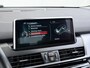 BMW 2-Serie Active Tourer 220i 192PK Luxury Centennial High Executive Automaat Camera Trekhaak Leder Head-Up Display Stoelverwarming Elek.Achterklep Navi Cruise Control Pdc Bluetooth Lmv Led Isofix ESP ABS Keyless Regen-Lichtsensor I-Drive 1.500KG Trekgewicht 1e Eigenaar Origineel Nederlandse Auto