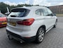 BMW X1 xDrive20i xLine | 3E EIGENAAR | 12MND GARANTIE | PANO DAK | HEAD UP | LEDER | NAVI |