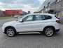 BMW X1 xDrive20i xLine | 3E EIGENAAR | 12MND GARANTIE | PANO DAK | HEAD UP | LEDER | NAVI |