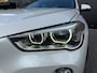 BMW X1 xDrive20i xLine | 3E EIGENAAR | 12MND GARANTIE | PANO DAK | HEAD UP | LEDER | NAVI |
