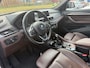 BMW X1 xDrive20i xLine | 3E EIGENAAR | 12MND GARANTIE | PANO DAK | HEAD UP | LEDER | NAVI |