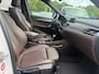 BMW X1 xDrive20i xLine | 3E EIGENAAR | 12MND GARANTIE | PANO DAK | HEAD UP | LEDER | NAVI |