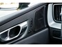 Volvo XC60 2.0 T6 Plug-in Hybrid AWD Plus Dark | PHEV Long Range | Harman Kardon Audio | Panoramadak | Achteruitrijcamera | Sportstoelen | Stoelverwarming voor en achter | Keyless Entry | Elektrische Achterklep | Elektrisch Verstelbare Voorstoelen | Cruise Control Adaptief | BLIS | Navigatie | Apple Carplay | Android Auto