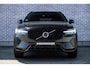 Volvo XC60 2.0 T6 Plug-in Hybrid AWD Plus Dark | PHEV Long Range | Harman Kardon Audio | Panoramadak | Achteruitrijcamera | Sportstoelen | Stoelverwarming voor en achter | Keyless Entry | Elektrische Achterklep | Elektrisch Verstelbare Voorstoelen | Cruise Control Adaptief | BLIS | Navigatie | Apple Carplay | Android Auto