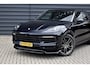 Porsche Cayenne Coupé 3.0 E-Hybrid Sport Chrono | Pano | 360 Camera | 21'' Wielen | Luchtvering | Stuurverwarming |  Stoel + Achterbankverwarming | LED Achterlichten donker |