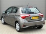 Toyota Yaris 1.0 VVT-i Active | Dealer onderh.| Trekhaak | Camera | All Season | NL auto