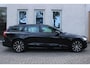 Volvo V60 2.0 T8 Plug-in hybrid AWD Plus Dark | Apple carplay / Android auto | Elektrisch inklapbare trekhaak | Verwarmde voorruit | 360 graden camera | Electronic climate control | Lederen bekleding | 18" lichtmetalen velgen | Voorstoelen en achterbank verwarmd |