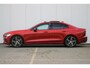 Volvo S60 B3 Automaat R-Design | Black Edition Emblemen | Schuif/Kanteldak | Parkeercamera | Parkeerverwarming | BLIS | Parkeersensoren voor + achter | 19'' Lichtmetalen velgen | Adaptive Cruise & Pilot Assist | Stoelverwarming |