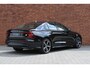 Volvo S60 Recharge T6 AWD Ultimate Dark | Panoramisch schuif-/ kanteldak | Elektrisch verstelbare voorstoelen met geheugenfunctie | Stoel-/ stuurwielverwarming | Harman Kardon | Verwarmde achterbank | 19 inch. lichtmetalen velgen | Pilot assist