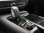 Volvo S60 Recharge T6 AWD Ultimate Dark | Panoramisch schuif-/ kanteldak | Elektrisch verstelbare voorstoelen met geheugenfunctie | Stoel-/ stuurwielverwarming | Harman Kardon | Verwarmde achterbank | 19 inch. lichtmetalen velgen | Pilot assist