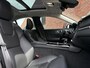 Volvo S60 Recharge T6 AWD Ultimate Dark | Panoramisch schuif-/ kanteldak | Elektrisch verstelbare voorstoelen met geheugenfunctie | Stoel-/ stuurwielverwarming | Harman Kardon | Verwarmde achterbank | 19 inch. lichtmetalen velgen | Pilot assist