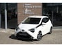 Toyota Aygo 1.0 VVT-i x-First MT | 15” lichtmetalen velgen ‘zwart-gepolijst’ | Privacy glass achterruit en zijruiten achter | Mistlampen vóór | Smartphone Integration by Pioneer, 7” multimediascherm met DAB+, And