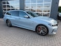 BMW 3-Serie Touring 320e M-Sport Performance / Pano / Hud / 360 Cam / H&K / Full Black .