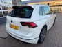 Volkswagen Tiguan 1.5 TSI ACT Highline Business R-Line / Pano / ACC / Massage / Camera / Trekhaak / Parel Wit .