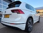 Volkswagen Tiguan 1.5 TSI ACT Highline Business R-Line / Pano / ACC / Massage / Camera / Trekhaak / Parel Wit .