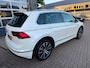 Volkswagen Tiguan 1.5 TSI ACT Highline Business R-Line / Pano / ACC / Massage / Camera / Trekhaak / Parel Wit .