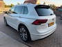 Volkswagen Tiguan 1.5 TSI ACT Highline Business R-Line / Pano / ACC / Massage / Camera / Trekhaak / Parel Wit .