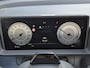 Hyundai Inster Cross Plus 49 kWh / Fabrieksgarantie tot 07-2030 / Nieuwprijs € 34179,= / Fietsdragermontage beugel(geschikt voor 2 elektrische fietsen)/ CCS snellader / Warmtepomp / WLTP bereik 293 km bereik stad 434 km / Stuur- & Stoelverwarming / Rondomzicht camera / Draadloze telefoon lader / Adaptief cruise control /