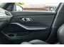 BMW 3-Serie 318d 190 PK High Executive Edition Dravitgrau metallic I Leder I Led I HiFi I Head Up I Sportstoelen I NL Auto I NAP