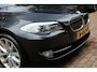 BMW 5-Serie 528i High Executive Aut. | Panorama | Luxe leder | Stoelverwarming | 18 inch | Trekhaak | Volledige Historie | NAP |