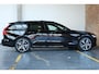 Volvo V60 T6 Plug-in hybrid AWD Plus Dark | Head-up Display | 360° Parkeercamera | Panoramadak | Stoelverwarming | 19'' Lichtmetalen velgen | Parkeersensoren voor + achter | Google Infotainment | Stuurwielverwarming |