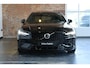 Volvo V60 T6 Plug-in hybrid AWD Plus Dark | Head-up Display | 360° Parkeercamera | Panoramadak | Stoelverwarming | 19'' Lichtmetalen velgen | Parkeersensoren voor + achter | Google Infotainment | Stuurwielverwarming |