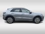 Volkswagen T-Roc 1.5 eTsi Life First Edition Zwenkbare trekhaak / Dodehoek detectie / Stuur en stoelverwarming / 17'' LMV Rijdende demonstratieauto, bezichtiging op afspraak