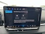 Volkswagen T-Roc 1.5 eTsi Life First Edition Zwenkbare trekhaak / Dodehoek detectie / Stuur en stoelverwarming / 17'' LMV Rijdende demonstratieauto, bezichtiging op afspraak