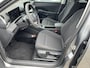 Volkswagen T-Roc 1.5 eTsi Life First Edition Zwenkbare trekhaak / Dodehoek detectie / Stuur en stoelverwarming / 17'' LMV Rijdende demonstratieauto, bezichtiging op afspraak