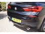 BMW X2 SDrive20i High Executive Autom Leder Stoelverw Navi Camera Clima Head-Up LED Kopl Cruise 2x PDC LMV 18 Trekh ENZ NL Auto.