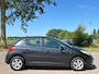 Peugeot 207 1.4 VTi XS Pack 5-Drs ECC Audio-CD/MP3 Electric pakket LMV 15" Colorpakket ParrotABS Cruise Dealeronderhoud Nw Apk!