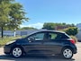 Peugeot 207 1.4 VTi XS Pack 5-Drs ECC Audio-CD/MP3 Electric pakket LMV 15" Colorpakket ParrotABS Cruise Dealeronderhoud Nw Apk!
